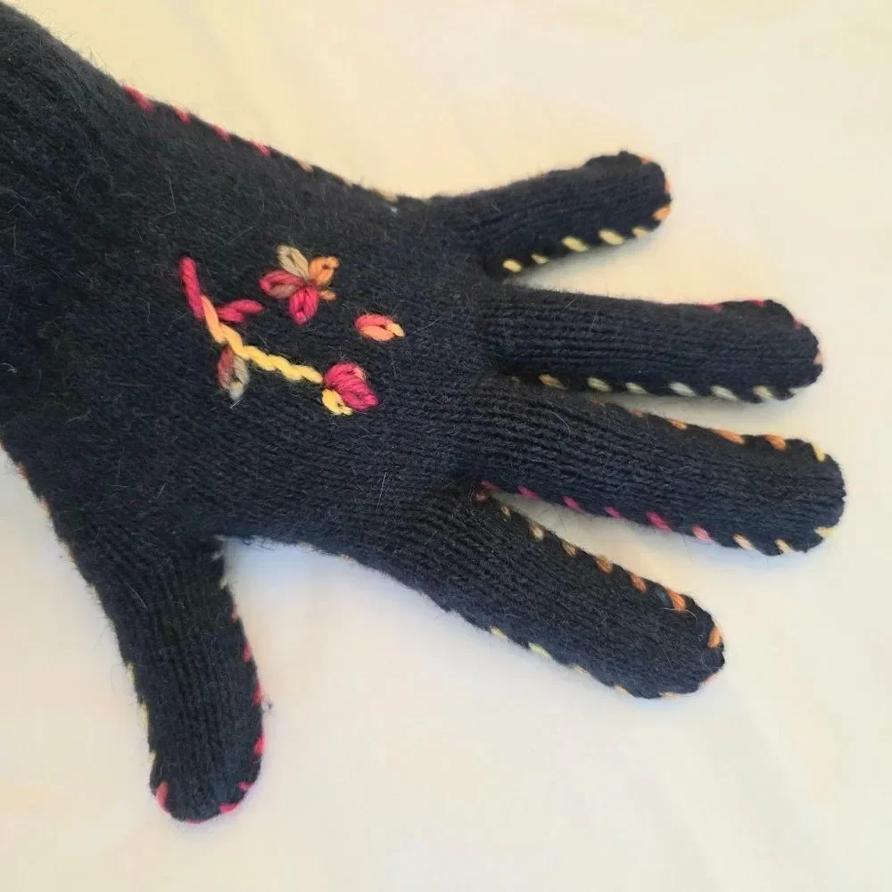 Wool Knit Floral Embroidered Gloves NWOT